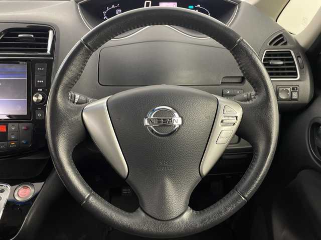 日産 セレナ HWS S HV Vセレ +Sefty Aセーフ 埼玉県 2015(平27)年 5.6万km ブリリアントホワイトパール フリップダウンモニター　/純正ナビ　/全方位カメラ　/両側パワースライドドア/クルーズコントロール/レーンキープアシスト　/衝突軽減ブレーキ　/横滑り防止措置　/ビルトインＥＴＣ　/ＬＥＤヘッドライト　/ウインカーミラー　/フォグ　/プッシュスタート　/スマートキー