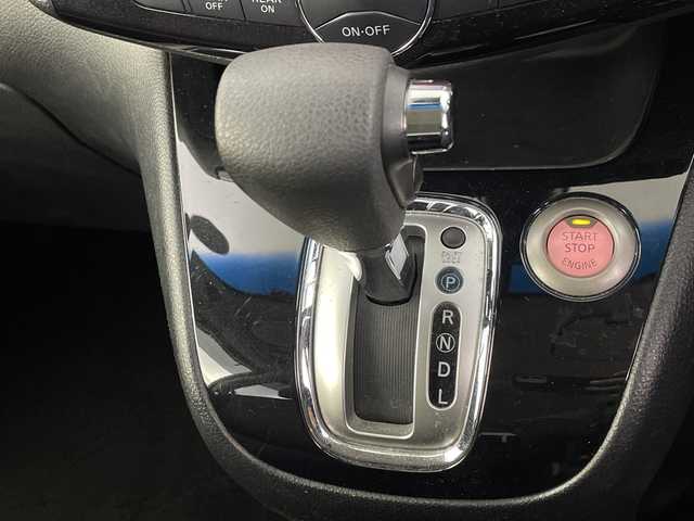 日産 セレナ HWS S HV Vセレ +Sefty Aセーフ 埼玉県 2015(平27)年 5.6万km ブリリアントホワイトパール フリップダウンモニター　/純正ナビ　/全方位カメラ　/両側パワースライドドア/クルーズコントロール/レーンキープアシスト　/衝突軽減ブレーキ　/横滑り防止措置　/ビルトインＥＴＣ　/ＬＥＤヘッドライト　/ウインカーミラー　/フォグ　/プッシュスタート　/スマートキー