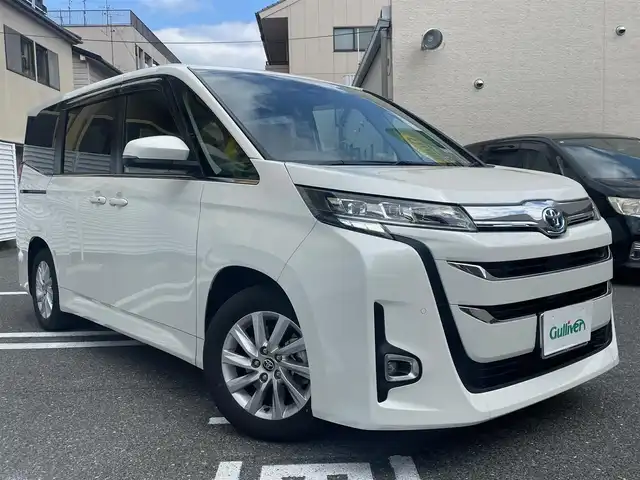 トヨタ ノア ハイブリッド Z 広島県 2023(令5)年 4.5万km ホワイトパールクリスタルシャイン /登録時走行距離/　　　　　　　44318キロ/ワンオーナー/純正ナビ/バックカメラ/地デジ視聴可/純正フリップダウンモニター/　　【V14T-R72R】/ハーフレザーシート/シートヒーター/クルーズコントロール/パワーバックドア/スペアキー×１/ビルトインETC/新車時整備手帳/　　【保証書】/取扱説明書/