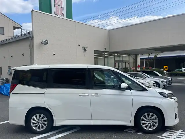 トヨタ ノア ハイブリッド Z 広島県 2023(令5)年 4.5万km ホワイトパールクリスタルシャイン /登録時走行距離/　　　　　　　44318キロ/ワンオーナー/純正ナビ/バックカメラ/地デジ視聴可/純正フリップダウンモニター/　　【V14T-R72R】/ハーフレザーシート/シートヒーター/クルーズコントロール/パワーバックドア/スペアキー×１/ビルトインETC/新車時整備手帳/　　【保証書】/取扱説明書/