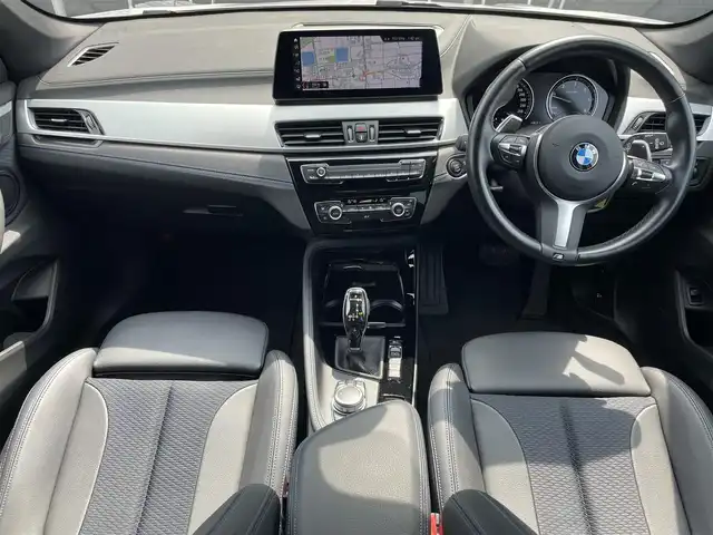 ＢＭＷ Ｘ１ xDrive 18d Mスポーツ 滋賀県 2022(令4)年 2.3万km アルピンホワイトⅢ コンフォートパッケージ/・スライディングリヤシート/・ワイヤレスチャージング/・Mシートベルト/アドバンスドアクティブセーフティパッケージ/・ドライビングアシストプラス/・アクティブクルーズコントロール/ドライビングアシスト/・レーンディパーチャーウォーニング/・前車接近警告機能/・衝突回避被害軽減ブレーキ/ハーフレザーシート /オートマチックテールゲート/純正HDDナビ(USB/BT)/ルームミラー内蔵ETC/パワーシート(D/N席)/コンフォートアクセス/オートライトシステム/LEDヘッドライト/レインセンサー/自動防眩ドアミラー/パーキングアシスト/・パークディスタンスコントロール/・パーキングアシスト(縦列)/・リヤビューカメラ(予想進路表示機能付)/ライトパッケージ/・アンビエントライト/・リーディングライト/・照明付バニティミラー/・フロントフットウェルライト/・リヤフットウェルライト/ストレージパッケージ/・12V電源ソケット/・Type-C対応USBソケット/・シートバック収納/・収納ネット/純正18インチAW/純正フロアマット/取扱説明書/保証書/スペアキー