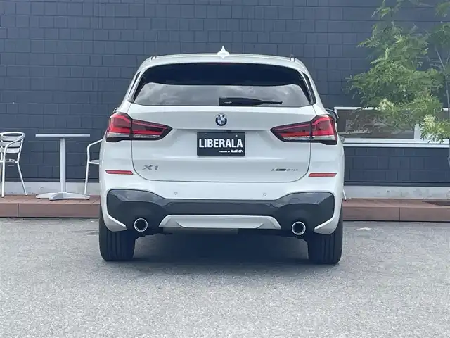 ＢＭＷ Ｘ１ xDrive 18d Mスポーツ 滋賀県 2022(令4)年 2.3万km アルピンホワイトⅢ コンフォートパッケージ/・スライディングリヤシート/・ワイヤレスチャージング/・Mシートベルト/アドバンスドアクティブセーフティパッケージ/・ドライビングアシストプラス/・アクティブクルーズコントロール/ドライビングアシスト/・レーンディパーチャーウォーニング/・前車接近警告機能/・衝突回避被害軽減ブレーキ/ハーフレザーシート /オートマチックテールゲート/純正HDDナビ(USB/BT)/ルームミラー内蔵ETC/パワーシート(D/N席)/コンフォートアクセス/オートライトシステム/LEDヘッドライト/レインセンサー/自動防眩ドアミラー/パーキングアシスト/・パークディスタンスコントロール/・パーキングアシスト(縦列)/・リヤビューカメラ(予想進路表示機能付)/ライトパッケージ/・アンビエントライト/・リーディングライト/・照明付バニティミラー/・フロントフットウェルライト/・リヤフットウェルライト/ストレージパッケージ/・12V電源ソケット/・Type-C対応USBソケット/・シートバック収納/・収納ネット/純正18インチAW/純正フロアマット/取扱説明書/保証書/スペアキー