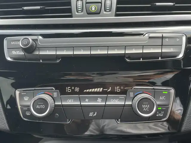 ＢＭＷ Ｘ１ xDrive 18d Mスポーツ 滋賀県 2022(令4)年 2.3万km アルピンホワイトⅢ コンフォートパッケージ/・スライディングリヤシート/・ワイヤレスチャージング/・Mシートベルト/アドバンスドアクティブセーフティパッケージ/・ドライビングアシストプラス/・アクティブクルーズコントロール/ドライビングアシスト/・レーンディパーチャーウォーニング/・前車接近警告機能/・衝突回避被害軽減ブレーキ/ハーフレザーシート /オートマチックテールゲート/純正HDDナビ(USB/BT)/ルームミラー内蔵ETC/パワーシート(D/N席)/コンフォートアクセス/オートライトシステム/LEDヘッドライト/レインセンサー/自動防眩ドアミラー/パーキングアシスト/・パークディスタンスコントロール/・パーキングアシスト(縦列)/・リヤビューカメラ(予想進路表示機能付)/ライトパッケージ/・アンビエントライト/・リーディングライト/・照明付バニティミラー/・フロントフットウェルライト/・リヤフットウェルライト/ストレージパッケージ/・12V電源ソケット/・Type-C対応USBソケット/・シートバック収納/・収納ネット/純正18インチAW/純正フロアマット/取扱説明書/保証書/スペアキー