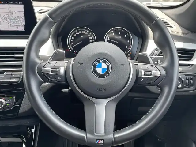 ＢＭＷ Ｘ１ xDrive 18d Mスポーツ 滋賀県 2022(令4)年 2.3万km アルピンホワイトⅢ コンフォートパッケージ/・スライディングリヤシート/・ワイヤレスチャージング/・Mシートベルト/アドバンスドアクティブセーフティパッケージ/・ドライビングアシストプラス/・アクティブクルーズコントロール/ドライビングアシスト/・レーンディパーチャーウォーニング/・前車接近警告機能/・衝突回避被害軽減ブレーキ/ハーフレザーシート /オートマチックテールゲート/純正HDDナビ(USB/BT)/ルームミラー内蔵ETC/パワーシート(D/N席)/コンフォートアクセス/オートライトシステム/LEDヘッドライト/レインセンサー/自動防眩ドアミラー/パーキングアシスト/・パークディスタンスコントロール/・パーキングアシスト(縦列)/・リヤビューカメラ(予想進路表示機能付)/ライトパッケージ/・アンビエントライト/・リーディングライト/・照明付バニティミラー/・フロントフットウェルライト/・リヤフットウェルライト/ストレージパッケージ/・12V電源ソケット/・Type-C対応USBソケット/・シートバック収納/・収納ネット/純正18インチAW/純正フロアマット/取扱説明書/保証書/スペアキー