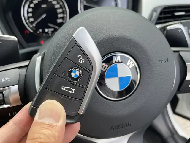 ＢＭＷ Ｘ１ xDrive 18d Mスポーツ 滋賀県 2022(令4)年 2.3万km アルピンホワイトⅢ コンフォートパッケージ/・スライディングリヤシート/・ワイヤレスチャージング/・Mシートベルト/アドバンスドアクティブセーフティパッケージ/・ドライビングアシストプラス/・アクティブクルーズコントロール/ドライビングアシスト/・レーンディパーチャーウォーニング/・前車接近警告機能/・衝突回避被害軽減ブレーキ/ハーフレザーシート /オートマチックテールゲート/純正HDDナビ(USB/BT)/ルームミラー内蔵ETC/パワーシート(D/N席)/コンフォートアクセス/オートライトシステム/LEDヘッドライト/レインセンサー/自動防眩ドアミラー/パーキングアシスト/・パークディスタンスコントロール/・パーキングアシスト(縦列)/・リヤビューカメラ(予想進路表示機能付)/ライトパッケージ/・アンビエントライト/・リーディングライト/・照明付バニティミラー/・フロントフットウェルライト/・リヤフットウェルライト/ストレージパッケージ/・12V電源ソケット/・Type-C対応USBソケット/・シートバック収納/・収納ネット/純正18インチAW/純正フロアマット/取扱説明書/保証書/スペアキー