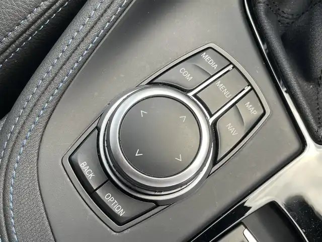 ＢＭＷ Ｘ１ xDrive 18d Mスポーツ 滋賀県 2022(令4)年 2.3万km アルピンホワイトⅢ コンフォートパッケージ/・スライディングリヤシート/・ワイヤレスチャージング/・Mシートベルト/アドバンスドアクティブセーフティパッケージ/・ドライビングアシストプラス/・アクティブクルーズコントロール/ドライビングアシスト/・レーンディパーチャーウォーニング/・前車接近警告機能/・衝突回避被害軽減ブレーキ/ハーフレザーシート /オートマチックテールゲート/純正HDDナビ(USB/BT)/ルームミラー内蔵ETC/パワーシート(D/N席)/コンフォートアクセス/オートライトシステム/LEDヘッドライト/レインセンサー/自動防眩ドアミラー/パーキングアシスト/・パークディスタンスコントロール/・パーキングアシスト(縦列)/・リヤビューカメラ(予想進路表示機能付)/ライトパッケージ/・アンビエントライト/・リーディングライト/・照明付バニティミラー/・フロントフットウェルライト/・リヤフットウェルライト/ストレージパッケージ/・12V電源ソケット/・Type-C対応USBソケット/・シートバック収納/・収納ネット/純正18インチAW/純正フロアマット/取扱説明書/保証書/スペアキー