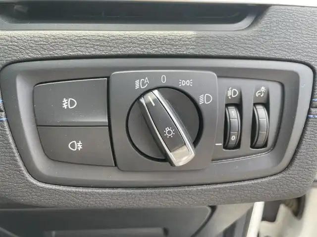 ＢＭＷ Ｘ１ xDrive 18d Mスポーツ 滋賀県 2022(令4)年 2.3万km アルピンホワイトⅢ コンフォートパッケージ/・スライディングリヤシート/・ワイヤレスチャージング/・Mシートベルト/アドバンスドアクティブセーフティパッケージ/・ドライビングアシストプラス/・アクティブクルーズコントロール/ドライビングアシスト/・レーンディパーチャーウォーニング/・前車接近警告機能/・衝突回避被害軽減ブレーキ/ハーフレザーシート /オートマチックテールゲート/純正HDDナビ(USB/BT)/ルームミラー内蔵ETC/パワーシート(D/N席)/コンフォートアクセス/オートライトシステム/LEDヘッドライト/レインセンサー/自動防眩ドアミラー/パーキングアシスト/・パークディスタンスコントロール/・パーキングアシスト(縦列)/・リヤビューカメラ(予想進路表示機能付)/ライトパッケージ/・アンビエントライト/・リーディングライト/・照明付バニティミラー/・フロントフットウェルライト/・リヤフットウェルライト/ストレージパッケージ/・12V電源ソケット/・Type-C対応USBソケット/・シートバック収納/・収納ネット/純正18インチAW/純正フロアマット/取扱説明書/保証書/スペアキー