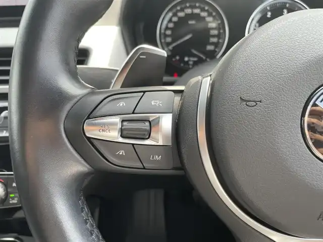 ＢＭＷ Ｘ１ xDrive 18d Mスポーツ 滋賀県 2022(令4)年 2.3万km アルピンホワイトⅢ コンフォートパッケージ/・スライディングリヤシート/・ワイヤレスチャージング/・Mシートベルト/アドバンスドアクティブセーフティパッケージ/・ドライビングアシストプラス/・アクティブクルーズコントロール/ドライビングアシスト/・レーンディパーチャーウォーニング/・前車接近警告機能/・衝突回避被害軽減ブレーキ/ハーフレザーシート /オートマチックテールゲート/純正HDDナビ(USB/BT)/ルームミラー内蔵ETC/パワーシート(D/N席)/コンフォートアクセス/オートライトシステム/LEDヘッドライト/レインセンサー/自動防眩ドアミラー/パーキングアシスト/・パークディスタンスコントロール/・パーキングアシスト(縦列)/・リヤビューカメラ(予想進路表示機能付)/ライトパッケージ/・アンビエントライト/・リーディングライト/・照明付バニティミラー/・フロントフットウェルライト/・リヤフットウェルライト/ストレージパッケージ/・12V電源ソケット/・Type-C対応USBソケット/・シートバック収納/・収納ネット/純正18インチAW/純正フロアマット/取扱説明書/保証書/スペアキー