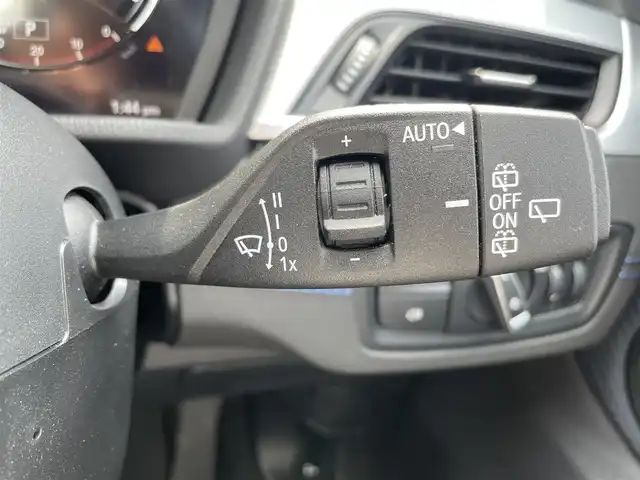 ＢＭＷ Ｘ１ xDrive 18d Mスポーツ 滋賀県 2022(令4)年 2.3万km アルピンホワイトⅢ コンフォートパッケージ/・スライディングリヤシート/・ワイヤレスチャージング/・Mシートベルト/アドバンスドアクティブセーフティパッケージ/・ドライビングアシストプラス/・アクティブクルーズコントロール/ドライビングアシスト/・レーンディパーチャーウォーニング/・前車接近警告機能/・衝突回避被害軽減ブレーキ/ハーフレザーシート /オートマチックテールゲート/純正HDDナビ(USB/BT)/ルームミラー内蔵ETC/パワーシート(D/N席)/コンフォートアクセス/オートライトシステム/LEDヘッドライト/レインセンサー/自動防眩ドアミラー/パーキングアシスト/・パークディスタンスコントロール/・パーキングアシスト(縦列)/・リヤビューカメラ(予想進路表示機能付)/ライトパッケージ/・アンビエントライト/・リーディングライト/・照明付バニティミラー/・フロントフットウェルライト/・リヤフットウェルライト/ストレージパッケージ/・12V電源ソケット/・Type-C対応USBソケット/・シートバック収納/・収納ネット/純正18インチAW/純正フロアマット/取扱説明書/保証書/スペアキー