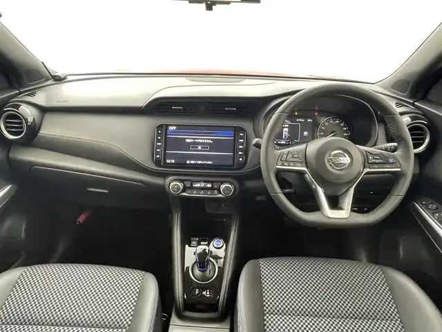 日産 キックス X 熊本県 2021(令3)年 5万km ラディアントレッド/ピュアブラック 2トーン 禁煙車　/純正ナビ（ＣＤ・ＤＶＤ・フルセグ・ＢＴ・ＳＤ・ＵＳＢ）/全周囲カメラ　/純正前方ドライブレコーダー　/ビルトインＥＴＣ　/レーダークルーズコントロール/前後クリアランスソナー　/前席シートヒーター　/ステアリングヒーター/プロパイロット/衝突軽減ブレーキ　/レーンキープアシスト/横滑り防止/ハーフレザーシート/オートホールド/純正フロアマット/純正17インチAW/オートライト/LEDヘッドライト/フォグランプ/スマートキー/プッシュスタート/保証書