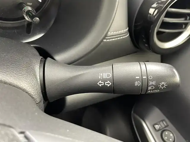 日産 キックス X 熊本県 2021(令3)年 5万km ラディアントレッド/ピュアブラック 2トーン 禁煙車　/純正ナビ（ＣＤ・ＤＶＤ・フルセグ・ＢＴ・ＳＤ・ＵＳＢ）/全周囲カメラ　/純正前方ドライブレコーダー　/ビルトインＥＴＣ　/レーダークルーズコントロール/前後クリアランスソナー　/前席シートヒーター　/ステアリングヒーター/プロパイロット/衝突軽減ブレーキ　/レーンキープアシスト/横滑り防止/ハーフレザーシート/オートホールド/純正フロアマット/純正17インチAW/オートライト/LEDヘッドライト/フォグランプ/スマートキー/プッシュスタート/保証書