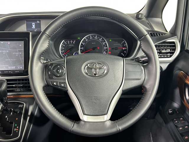 トヨタ ヴォクシー ZS 煌 神奈川県 2015(平27)年 5.6万km ブラッキッシュアゲハガラスフレーク 純正9型SDナビゲーション（NSZT-Y64T）/フルセグ/CD/DVD/AM・FM/SD/Bluetooth/バックカメラ/両側電動パワースライドドア/社外前後ドライブレコーダー/純正ビルトインETC/オートライト/ECO MODE/アイドリングストップ/革巻きステアリング/純正サイド/リアスポイラー/LEDヘッドライト/フロントフォグ/純正16インチディスプレイオーディオ