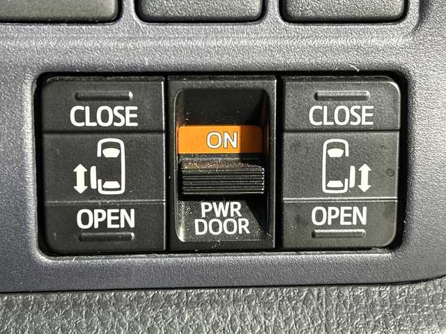 トヨタ ヴォクシー ZS 煌 神奈川県 2015(平27)年 5.6万km ブラッキッシュアゲハガラスフレーク 純正9型SDナビゲーション（NSZT-Y64T）/フルセグ/CD/DVD/AM・FM/SD/Bluetooth/バックカメラ/両側電動パワースライドドア/社外前後ドライブレコーダー/純正ビルトインETC/オートライト/ECO MODE/アイドリングストップ/革巻きステアリング/純正サイド/リアスポイラー/LEDヘッドライト/フロントフォグ/純正16インチディスプレイオーディオ