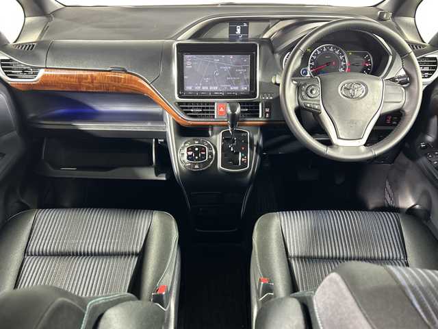 トヨタ ヴォクシー ZS 煌 神奈川県 2015(平27)年 5.6万km ブラッキッシュアゲハガラスフレーク 純正9型SDナビゲーション（NSZT-Y64T）/フルセグ/CD/DVD/AM・FM/SD/Bluetooth/バックカメラ/両側電動パワースライドドア/社外前後ドライブレコーダー/純正ビルトインETC/オートライト/ECO MODE/アイドリングストップ/革巻きステアリング/純正サイド/リアスポイラー/LEDヘッドライト/フロントフォグ/純正16インチディスプレイオーディオ