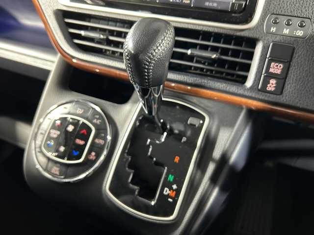 トヨタ ヴォクシー ZS 煌 神奈川県 2015(平27)年 5.6万km ブラッキッシュアゲハガラスフレーク 純正9型SDナビゲーション（NSZT-Y64T）/フルセグ/CD/DVD/AM・FM/SD/Bluetooth/バックカメラ/両側電動パワースライドドア/社外前後ドライブレコーダー/純正ビルトインETC/オートライト/ECO MODE/アイドリングストップ/革巻きステアリング/純正サイド/リアスポイラー/LEDヘッドライト/フロントフォグ/純正16インチディスプレイオーディオ