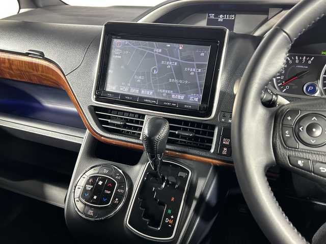 トヨタ ヴォクシー ZS 煌 神奈川県 2015(平27)年 5.6万km ブラッキッシュアゲハガラスフレーク 純正9型SDナビゲーション（NSZT-Y64T）/フルセグ/CD/DVD/AM・FM/SD/Bluetooth/バックカメラ/両側電動パワースライドドア/社外前後ドライブレコーダー/純正ビルトインETC/オートライト/ECO MODE/アイドリングストップ/革巻きステアリング/純正サイド/リアスポイラー/LEDヘッドライト/フロントフォグ/純正16インチディスプレイオーディオ