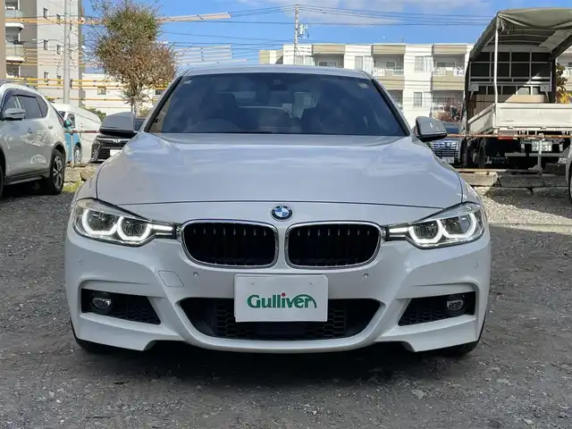 ＢＭＷ ３２０ｉ xDrive Mスポーツ 東京都 2018(平30)年 1.5万km アルピンホワイトⅢ ワンオーナー/ターボ/純正HDDナビ/ (Bluetooth/USB/DVD)/バックカメラ/ミラー一体型ETC/前席パワーシート/前席シートヒーター/インテリジェントセーフティ/アクティブ・クルーズ・コントロール/レーンアシスト/レーン・ディパーチャー・ウォーニング/レーン・チェンジ・ウォーニング/横滑り防止装置/スマートキー/純正18インチアルミホイール/パドルシフト/オートライト/純正LEDヘッドライト/カーテンエアバック/スペアキー1本/保証書/取扱説明書