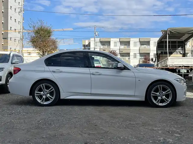 ＢＭＷ ３２０ｉ xDrive Mスポーツ 東京都 2018(平30)年 1.5万km アルピンホワイトⅢ ワンオーナー/ターボ/純正HDDナビ/ (Bluetooth/USB/DVD)/バックカメラ/ミラー一体型ETC/前席パワーシート/前席シートヒーター/インテリジェントセーフティ/アクティブ・クルーズ・コントロール/レーンアシスト/レーン・ディパーチャー・ウォーニング/レーン・チェンジ・ウォーニング/横滑り防止装置/スマートキー/純正18インチアルミホイール/パドルシフト/オートライト/純正LEDヘッドライト/カーテンエアバック/スペアキー1本/保証書/取扱説明書