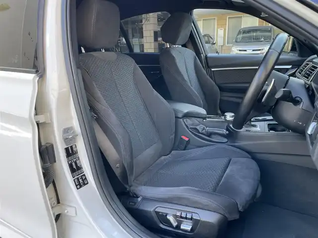 ＢＭＷ ３２０ｉ xDrive Mスポーツ 東京都 2018(平30)年 1.5万km アルピンホワイトⅢ ワンオーナー/ターボ/純正HDDナビ/ (Bluetooth/USB/DVD)/バックカメラ/ミラー一体型ETC/前席パワーシート/前席シートヒーター/インテリジェントセーフティ/アクティブ・クルーズ・コントロール/レーンアシスト/レーン・ディパーチャー・ウォーニング/レーン・チェンジ・ウォーニング/横滑り防止装置/スマートキー/純正18インチアルミホイール/パドルシフト/オートライト/純正LEDヘッドライト/カーテンエアバック/スペアキー1本/保証書/取扱説明書