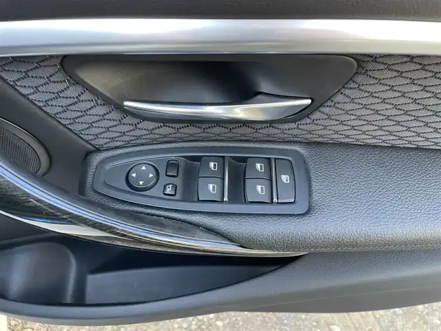 ＢＭＷ ３２０ｉ xDrive Mスポーツ 東京都 2018(平30)年 1.5万km アルピンホワイトⅢ ワンオーナー/ターボ/純正HDDナビ/ (Bluetooth/USB/DVD)/バックカメラ/ミラー一体型ETC/前席パワーシート/前席シートヒーター/インテリジェントセーフティ/アクティブ・クルーズ・コントロール/レーンアシスト/レーン・ディパーチャー・ウォーニング/レーン・チェンジ・ウォーニング/横滑り防止装置/スマートキー/純正18インチアルミホイール/パドルシフト/オートライト/純正LEDヘッドライト/カーテンエアバック/スペアキー1本/保証書/取扱説明書