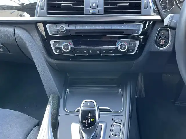 ＢＭＷ ３２０ｉ xDrive Mスポーツ 東京都 2018(平30)年 1.5万km アルピンホワイトⅢ ワンオーナー/ターボ/純正HDDナビ/ (Bluetooth/USB/DVD)/バックカメラ/ミラー一体型ETC/前席パワーシート/前席シートヒーター/インテリジェントセーフティ/アクティブ・クルーズ・コントロール/レーンアシスト/レーン・ディパーチャー・ウォーニング/レーン・チェンジ・ウォーニング/横滑り防止装置/スマートキー/純正18インチアルミホイール/パドルシフト/オートライト/純正LEDヘッドライト/カーテンエアバック/スペアキー1本/保証書/取扱説明書