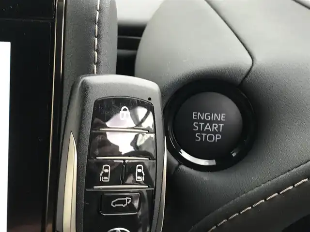 トヨタ アルファード Z 富山県 2025(令7)年 0.4万km ブラック ・メーカーOP/ユニバーサルステップ/ヘッドアップディスプレイ/フリップダウンモニター/ムーンルーフ/純正ディスプレイオーディオ/ナビ/フルセグTV/Bluetooth/デジタルインナーミラー/ドライブレコーダー/プリクラッシュセーフティ/レーンキープアシスト/クリアランスソナー/ブラインドスポットモニター/レーダークルーズコントロール/両側パワースライドドア/メモリー付パワーシート/電動リアゲート/ETC2.0