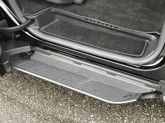 トヨタ アルファード Z 富山県 2025(令7)年 0.4万km ブラック ・メーカーOP/ユニバーサルステップ/ヘッドアップディスプレイ/フリップダウンモニター/ムーンルーフ/純正ディスプレイオーディオ/ナビ/フルセグTV/Bluetooth/デジタルインナーミラー/ドライブレコーダー/プリクラッシュセーフティ/レーンキープアシスト/クリアランスソナー/ブラインドスポットモニター/レーダークルーズコントロール/両側パワースライドドア/メモリー付パワーシート/電動リアゲート/ETC2.0