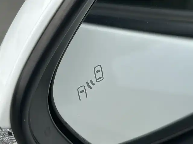 トヨタ ヤリスクロス ハイブリッド Z 福岡県 2020(令2)年 8.6万km ホワイトパールクリスタルシャイン ・純正ディスプレイオーディオ（Bluetooth・Miracast）/・全方位カメラ/・ブラインドスポットモニター/・ETC/・ドライブレコーダー/・D席パワーシート/・D/N席シートヒーター/・ステアリングスイッチ/・クルーズコントロール（追従走行あり）/・ブレーキホールド機能/・オートマチックハイビーム/・レーンキープアシスト/・横滑り防止装置/・純正フルエアロパーツ/・純正LEDヘッドライト/・フォグランプ/・オート電動格納ミラー/・トップテザー/・１００V充電