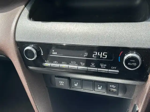 トヨタ ヤリスクロス ハイブリッド Z 福岡県 2020(令2)年 8.6万km ホワイトパールクリスタルシャイン ・純正ディスプレイオーディオ（Bluetooth・Miracast）/・全方位カメラ/・ブラインドスポットモニター/・ETC/・ドライブレコーダー/・D席パワーシート/・D/N席シートヒーター/・ステアリングスイッチ/・クルーズコントロール（追従走行あり）/・ブレーキホールド機能/・オートマチックハイビーム/・レーンキープアシスト/・横滑り防止装置/・純正フルエアロパーツ/・純正LEDヘッドライト/・フォグランプ/・オート電動格納ミラー/・トップテザー/・１００V充電