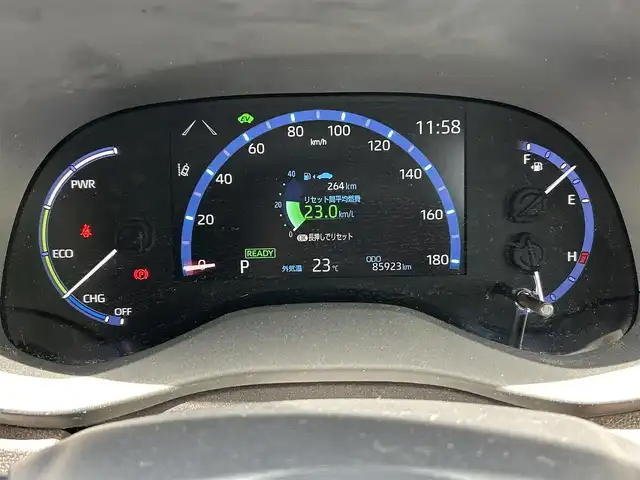 トヨタ ヤリスクロス ハイブリッド Z 福岡県 2020(令2)年 8.6万km ホワイトパールクリスタルシャイン ・純正ディスプレイオーディオ（Bluetooth・Miracast）/・全方位カメラ/・ブラインドスポットモニター/・ETC/・ドライブレコーダー/・D席パワーシート/・D/N席シートヒーター/・ステアリングスイッチ/・クルーズコントロール（追従走行あり）/・ブレーキホールド機能/・オートマチックハイビーム/・レーンキープアシスト/・横滑り防止装置/・純正フルエアロパーツ/・純正LEDヘッドライト/・フォグランプ/・オート電動格納ミラー/・トップテザー/・１００V充電