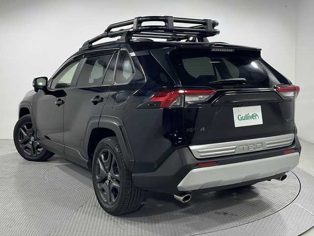 トヨタ ＲＡＶ４ アドベンチャー 広島県 2023(令5)年 0.5万km アティチュードブラックマイカ パノラマムーンルーフ/TRDフルエアロ/純正10.5型ディスプレイオーディオ/デジタルインナーミラー/ブラインドスポットモニター/バックカメラ/ブラック合皮シート/シートヒーター/ベンチレーション/パワーシート/ポジションメモリー/ステアリングヒーター/パワーバックドア/ダウンヒルアシストコントロール/マルチテレインセレクト/セーフティセンス/・プリクラッシュセーフティ/・レーントレーシングアシスト/・オートマチックハイビーム/・レーダークルーズコントロール/LEDヘッドランプ/純正19インチAW/ルーフレール/ETC2.0/USB入力端子