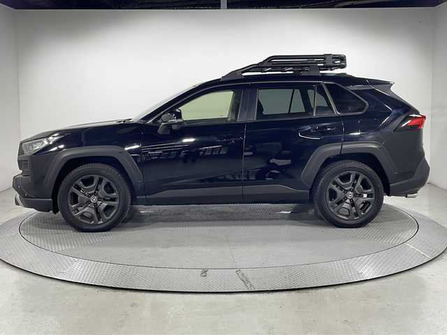 トヨタ ＲＡＶ４ アドベンチャー 広島県 2023(令5)年 0.5万km アティチュードブラックマイカ パノラマムーンルーフ/TRDフルエアロ/純正10.5型ディスプレイオーディオ/デジタルインナーミラー/ブラインドスポットモニター/バックカメラ/ブラック合皮シート/シートヒーター/ベンチレーション/パワーシート/ポジションメモリー/ステアリングヒーター/パワーバックドア/ダウンヒルアシストコントロール/マルチテレインセレクト/セーフティセンス/・プリクラッシュセーフティ/・レーントレーシングアシスト/・オートマチックハイビーム/・レーダークルーズコントロール/LEDヘッドランプ/純正19インチAW/ルーフレール/ETC2.0/USB入力端子