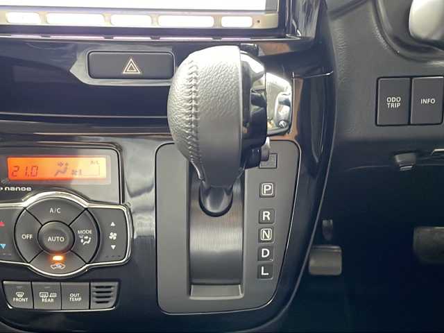 三菱 デリカＤ：２ カスタムHV　MV 富山県 2017(平29)年 1.5万km シルバー ワンオーナー/純正メモリナビ/　（BlueTooth/CD/DVD/AM/FM/フルセグTV） /純正アルミホイール/両側パワースライドドア/衝突被害軽減システム/車線逸脱警告機能/横滑り防止機能/フルフラットシート/クルーズコントロール/フロントLEDライト＋フォグランプ/保証書/取扱説明書/記録簿