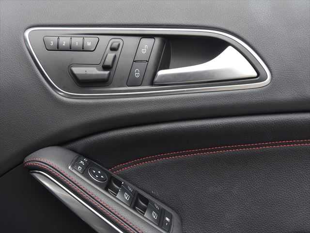 メルセデス・ベンツ ＧＬＡ１８０ スポーツ 和歌山県 2015(平27)年 4万km コスモスブラック パノラマSR /レザーEXパッケージ /黒革 /ナビ/TV /Bカメラ/オートテールゲート /パワーシート /シートヒーター /前後ドラレコ /レーダーセーフティパッケージ /キーレスゴー /アイドリングストップ /前後センサー /純18incAW /LEDライト /ETC/取扱説明書/保証書/スペアキー