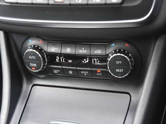 メルセデス・ベンツ ＧＬＡ１８０ スポーツ 和歌山県 2015(平27)年 4万km コスモスブラック パノラマSR /レザーEXパッケージ /黒革 /ナビ/TV /Bカメラ/オートテールゲート /パワーシート /シートヒーター /前後ドラレコ /レーダーセーフティパッケージ /キーレスゴー /アイドリングストップ /前後センサー /純18incAW /LEDライト /ETC/取扱説明書/保証書/スペアキー