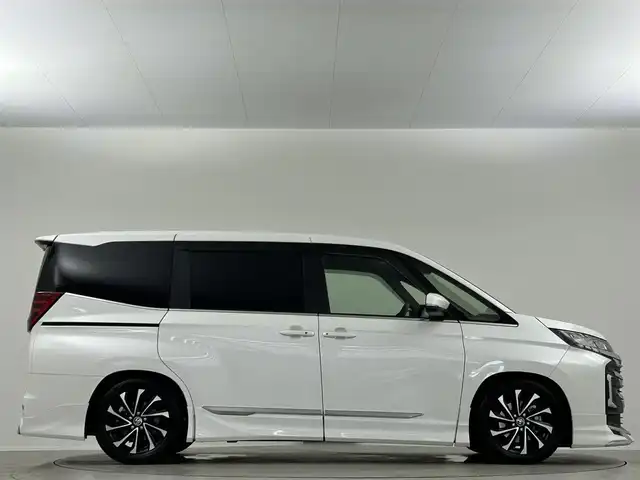 トヨタ ノア ハイブリッド S－Z 埼玉県 2023(令5)年 3.4万km ホワイトパールクリスタルシャイン モデリスタフルエアロ　グリル　純正８型ナビNクレーム無効　ＣＤ　ＤＶＤ　Ｂｌｕｅｔｏｏｔｈ　１００Ｖ電源　ＥＴＣ２．０　前方ドライブレコーダー　レーダー探知機　温シート　セーフティセンス　衝突軽減　コーナーセンサー