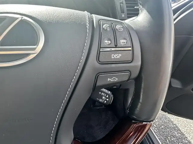 レクサス ＬＳ 460 バージョンC Iパッケージ 愛知県 2016(平28)年 2.3万km ソニッククォーツ 禁煙車/純正メモリナビ/　AM/FM/BT/CD/DVD/AUX/USB/フルセグTV/LEXUSプレミアムサウンド/サンルーフ/前席パワーシート/前席エアシート/シートヒーター/前席ポジションメモリシート/N席オットマン/ステアリングヒーター/ウッドコンビステアリング/本革巻きステアリング/クルーズコントロール（ACC）/ブラインドスポットモニター（BSM）/前後クリアランスソナー（ICS）/オートマチックハイビーム（AHB）/バックカメラ/電子オートパーキング/横滑り防止装置/ビルトインETC2.0/オートライト/三眼LEDヘッドライト/フォグランプ/USB入力端子/リアサンシェード/純正フロアマット/純正19インチAW/W＋サイドエアバッグ/スペアキー/カードキー