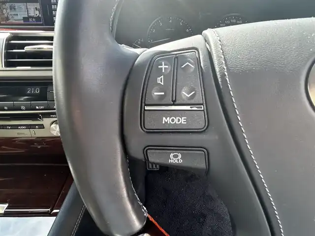レクサス ＬＳ 460 バージョンC Iパッケージ 愛知県 2016(平28)年 2.3万km ソニッククォーツ 禁煙車/純正メモリナビ/　AM/FM/BT/CD/DVD/AUX/USB/フルセグTV/LEXUSプレミアムサウンド/サンルーフ/前席パワーシート/前席エアシート/シートヒーター/前席ポジションメモリシート/N席オットマン/ステアリングヒーター/ウッドコンビステアリング/本革巻きステアリング/クルーズコントロール（ACC）/ブラインドスポットモニター（BSM）/前後クリアランスソナー（ICS）/オートマチックハイビーム（AHB）/バックカメラ/電子オートパーキング/横滑り防止装置/ビルトインETC2.0/オートライト/三眼LEDヘッドライト/フォグランプ/USB入力端子/リアサンシェード/純正フロアマット/純正19インチAW/W＋サイドエアバッグ/スペアキー/カードキー