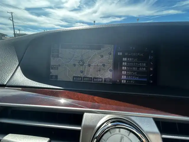 レクサス ＬＳ 460 バージョンC Iパッケージ 愛知県 2016(平28)年 2.3万km ソニッククォーツ 禁煙車/純正メモリナビ/　AM/FM/BT/CD/DVD/AUX/USB/フルセグTV/LEXUSプレミアムサウンド/サンルーフ/前席パワーシート/前席エアシート/シートヒーター/前席ポジションメモリシート/N席オットマン/ステアリングヒーター/ウッドコンビステアリング/本革巻きステアリング/クルーズコントロール（ACC）/ブラインドスポットモニター（BSM）/前後クリアランスソナー（ICS）/オートマチックハイビーム（AHB）/バックカメラ/電子オートパーキング/横滑り防止装置/ビルトインETC2.0/オートライト/三眼LEDヘッドライト/フォグランプ/USB入力端子/リアサンシェード/純正フロアマット/純正19インチAW/W＋サイドエアバッグ/スペアキー/カードキー