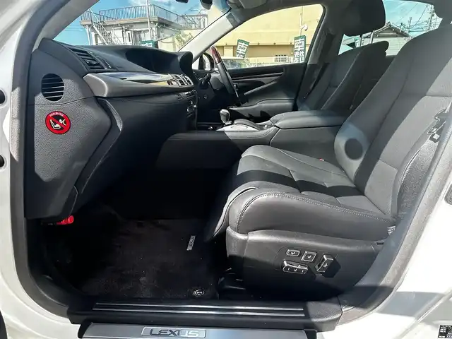 レクサス ＬＳ 460 バージョンC Iパッケージ 愛知県 2016(平28)年 2.3万km ソニッククォーツ 禁煙車/純正メモリナビ/　AM/FM/BT/CD/DVD/AUX/USB/フルセグTV/LEXUSプレミアムサウンド/サンルーフ/前席パワーシート/前席エアシート/シートヒーター/前席ポジションメモリシート/N席オットマン/ステアリングヒーター/ウッドコンビステアリング/本革巻きステアリング/クルーズコントロール（ACC）/ブラインドスポットモニター（BSM）/前後クリアランスソナー（ICS）/オートマチックハイビーム（AHB）/バックカメラ/電子オートパーキング/横滑り防止装置/ビルトインETC2.0/オートライト/三眼LEDヘッドライト/フォグランプ/USB入力端子/リアサンシェード/純正フロアマット/純正19インチAW/W＋サイドエアバッグ/スペアキー/カードキー