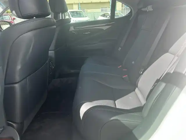 レクサス ＬＳ 460 バージョンC Iパッケージ 愛知県 2016(平28)年 2.3万km ソニッククォーツ 禁煙車/純正メモリナビ/　AM/FM/BT/CD/DVD/AUX/USB/フルセグTV/LEXUSプレミアムサウンド/サンルーフ/前席パワーシート/前席エアシート/シートヒーター/前席ポジションメモリシート/N席オットマン/ステアリングヒーター/ウッドコンビステアリング/本革巻きステアリング/クルーズコントロール（ACC）/ブラインドスポットモニター（BSM）/前後クリアランスソナー（ICS）/オートマチックハイビーム（AHB）/バックカメラ/電子オートパーキング/横滑り防止装置/ビルトインETC2.0/オートライト/三眼LEDヘッドライト/フォグランプ/USB入力端子/リアサンシェード/純正フロアマット/純正19インチAW/W＋サイドエアバッグ/スペアキー/カードキー