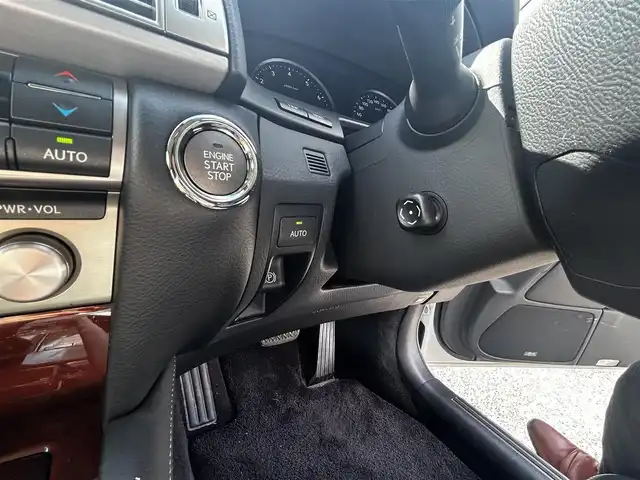 レクサス ＬＳ 460 バージョンC Iパッケージ 愛知県 2016(平28)年 2.3万km ソニッククォーツ 禁煙車/純正メモリナビ/　AM/FM/BT/CD/DVD/AUX/USB/フルセグTV/LEXUSプレミアムサウンド/サンルーフ/前席パワーシート/前席エアシート/シートヒーター/前席ポジションメモリシート/N席オットマン/ステアリングヒーター/ウッドコンビステアリング/本革巻きステアリング/クルーズコントロール（ACC）/ブラインドスポットモニター（BSM）/前後クリアランスソナー（ICS）/オートマチックハイビーム（AHB）/バックカメラ/電子オートパーキング/横滑り防止装置/ビルトインETC2.0/オートライト/三眼LEDヘッドライト/フォグランプ/USB入力端子/リアサンシェード/純正フロアマット/純正19インチAW/W＋サイドエアバッグ/スペアキー/カードキー