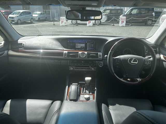 レクサス ＬＳ 460 バージョンC Iパッケージ 愛知県 2016(平28)年 2.3万km ソニッククォーツ 禁煙車/純正メモリナビ/　AM/FM/BT/CD/DVD/AUX/USB/フルセグTV/LEXUSプレミアムサウンド/サンルーフ/前席パワーシート/前席エアシート/シートヒーター/前席ポジションメモリシート/N席オットマン/ステアリングヒーター/ウッドコンビステアリング/本革巻きステアリング/クルーズコントロール（ACC）/ブラインドスポットモニター（BSM）/前後クリアランスソナー（ICS）/オートマチックハイビーム（AHB）/バックカメラ/電子オートパーキング/横滑り防止装置/ビルトインETC2.0/オートライト/三眼LEDヘッドライト/フォグランプ/USB入力端子/リアサンシェード/純正フロアマット/純正19インチAW/W＋サイドエアバッグ/スペアキー/カードキー