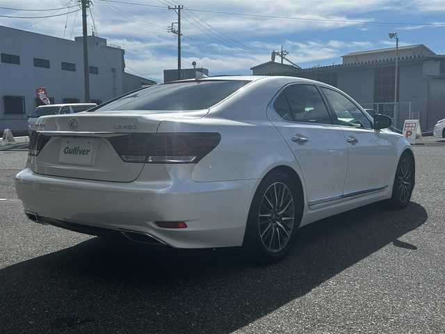 レクサス ＬＳ 460 バージョンC Iパッケージ 愛知県 2016(平28)年 2.3万km ソニッククォーツ 禁煙車/純正メモリナビ/　AM/FM/BT/CD/DVD/AUX/USB/フルセグTV/LEXUSプレミアムサウンド/サンルーフ/前席パワーシート/前席エアシート/シートヒーター/前席ポジションメモリシート/N席オットマン/ステアリングヒーター/ウッドコンビステアリング/本革巻きステアリング/クルーズコントロール（ACC）/ブラインドスポットモニター（BSM）/前後クリアランスソナー（ICS）/オートマチックハイビーム（AHB）/バックカメラ/電子オートパーキング/横滑り防止装置/ビルトインETC2.0/オートライト/三眼LEDヘッドライト/フォグランプ/USB入力端子/リアサンシェード/純正フロアマット/純正19インチAW/W＋サイドエアバッグ/スペアキー/カードキー