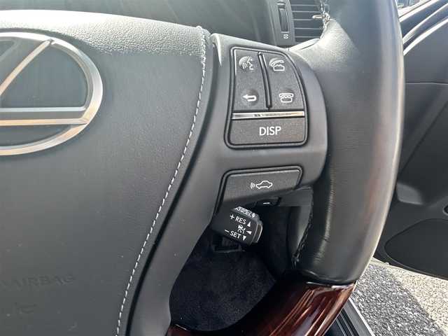 レクサス ＬＳ 460 バージョンC Iパッケージ 愛知県 2016(平28)年 2.3万km ソニッククォーツ 禁煙車/純正メモリナビ/　AM/FM/BT/CD/DVD/AUX/USB/フルセグTV/LEXUSプレミアムサウンド/サンルーフ/前席パワーシート/前席エアシート/シートヒーター/前席ポジションメモリシート/N席オットマン/ステアリングヒーター/ウッドコンビステアリング/本革巻きステアリング/クルーズコントロール（ACC）/ブラインドスポットモニター（BSM）/前後クリアランスソナー（ICS）/オートマチックハイビーム（AHB）/バックカメラ/電子オートパーキング/横滑り防止装置/ビルトインETC2.0/オートライト/三眼LEDヘッドライト/フォグランプ/USB入力端子/リアサンシェード/純正フロアマット/純正19インチAW/W＋サイドエアバッグ/スペアキー/カードキー