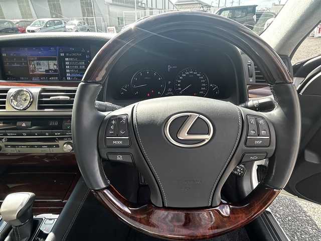 レクサス ＬＳ 460 バージョンC Iパッケージ 愛知県 2016(平28)年 2.3万km ソニッククォーツ 禁煙車/純正メモリナビ/　AM/FM/BT/CD/DVD/AUX/USB/フルセグTV/LEXUSプレミアムサウンド/サンルーフ/前席パワーシート/前席エアシート/シートヒーター/前席ポジションメモリシート/N席オットマン/ステアリングヒーター/ウッドコンビステアリング/本革巻きステアリング/クルーズコントロール（ACC）/ブラインドスポットモニター（BSM）/前後クリアランスソナー（ICS）/オートマチックハイビーム（AHB）/バックカメラ/電子オートパーキング/横滑り防止装置/ビルトインETC2.0/オートライト/三眼LEDヘッドライト/フォグランプ/USB入力端子/リアサンシェード/純正フロアマット/純正19インチAW/W＋サイドエアバッグ/スペアキー/カードキー