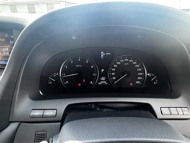 レクサス ＬＳ 460 バージョンC Iパッケージ 愛知県 2016(平28)年 2.3万km ソニッククォーツ 禁煙車/純正メモリナビ/　AM/FM/BT/CD/DVD/AUX/USB/フルセグTV/LEXUSプレミアムサウンド/サンルーフ/前席パワーシート/前席エアシート/シートヒーター/前席ポジションメモリシート/N席オットマン/ステアリングヒーター/ウッドコンビステアリング/本革巻きステアリング/クルーズコントロール（ACC）/ブラインドスポットモニター（BSM）/前後クリアランスソナー（ICS）/オートマチックハイビーム（AHB）/バックカメラ/電子オートパーキング/横滑り防止装置/ビルトインETC2.0/オートライト/三眼LEDヘッドライト/フォグランプ/USB入力端子/リアサンシェード/純正フロアマット/純正19インチAW/W＋サイドエアバッグ/スペアキー/カードキー