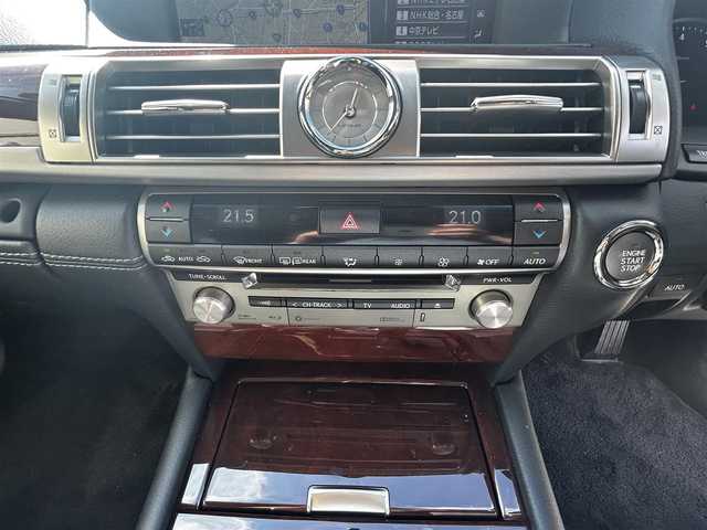 レクサス ＬＳ 460 バージョンC Iパッケージ 愛知県 2016(平28)年 2.3万km ソニッククォーツ 禁煙車/純正メモリナビ/　AM/FM/BT/CD/DVD/AUX/USB/フルセグTV/LEXUSプレミアムサウンド/サンルーフ/前席パワーシート/前席エアシート/シートヒーター/前席ポジションメモリシート/N席オットマン/ステアリングヒーター/ウッドコンビステアリング/本革巻きステアリング/クルーズコントロール（ACC）/ブラインドスポットモニター（BSM）/前後クリアランスソナー（ICS）/オートマチックハイビーム（AHB）/バックカメラ/電子オートパーキング/横滑り防止装置/ビルトインETC2.0/オートライト/三眼LEDヘッドライト/フォグランプ/USB入力端子/リアサンシェード/純正フロアマット/純正19インチAW/W＋サイドエアバッグ/スペアキー/カードキー