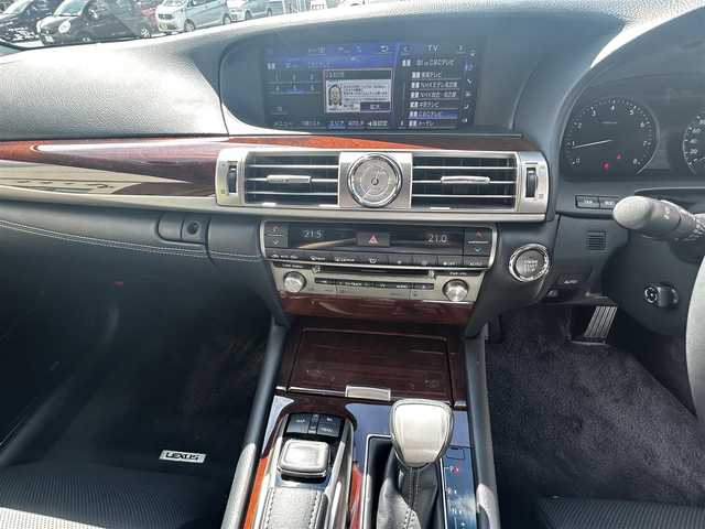 レクサス ＬＳ 460 バージョンC Iパッケージ 愛知県 2016(平28)年 2.3万km ソニッククォーツ 禁煙車/純正メモリナビ/　AM/FM/BT/CD/DVD/AUX/USB/フルセグTV/LEXUSプレミアムサウンド/サンルーフ/前席パワーシート/前席エアシート/シートヒーター/前席ポジションメモリシート/N席オットマン/ステアリングヒーター/ウッドコンビステアリング/本革巻きステアリング/クルーズコントロール（ACC）/ブラインドスポットモニター（BSM）/前後クリアランスソナー（ICS）/オートマチックハイビーム（AHB）/バックカメラ/電子オートパーキング/横滑り防止装置/ビルトインETC2.0/オートライト/三眼LEDヘッドライト/フォグランプ/USB入力端子/リアサンシェード/純正フロアマット/純正19インチAW/W＋サイドエアバッグ/スペアキー/カードキー