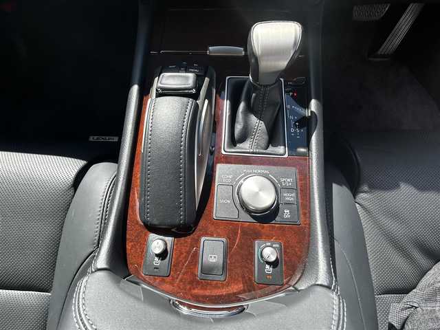 レクサス ＬＳ 460 バージョンC Iパッケージ 愛知県 2016(平28)年 2.3万km ソニッククォーツ 禁煙車/純正メモリナビ/　AM/FM/BT/CD/DVD/AUX/USB/フルセグTV/LEXUSプレミアムサウンド/サンルーフ/前席パワーシート/前席エアシート/シートヒーター/前席ポジションメモリシート/N席オットマン/ステアリングヒーター/ウッドコンビステアリング/本革巻きステアリング/クルーズコントロール（ACC）/ブラインドスポットモニター（BSM）/前後クリアランスソナー（ICS）/オートマチックハイビーム（AHB）/バックカメラ/電子オートパーキング/横滑り防止装置/ビルトインETC2.0/オートライト/三眼LEDヘッドライト/フォグランプ/USB入力端子/リアサンシェード/純正フロアマット/純正19インチAW/W＋サイドエアバッグ/スペアキー/カードキー